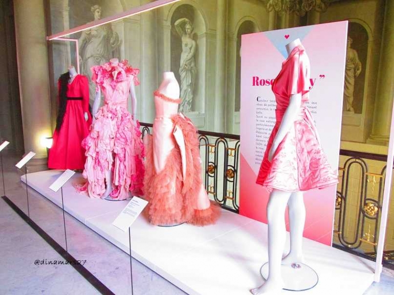 Gaun adibusana karya perancang dunia seperti Chanel, Balenciaga, Balmain, dipamerkan di Kastil Borely, Marseille. (foto: dokumentasi pribadi)