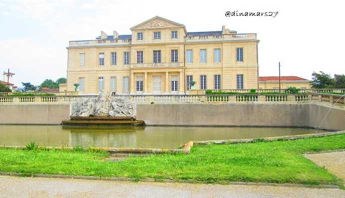 Kastil Borely dilihat dari belakang dengan kolam air mancur yang terkesan romantis. (foto: dokumentasi pribadi)