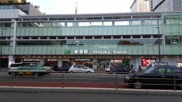 Terpikiran kah, ada terminal bus Shinjuku yang besar, diatas stasiun dn pertokoan ini?