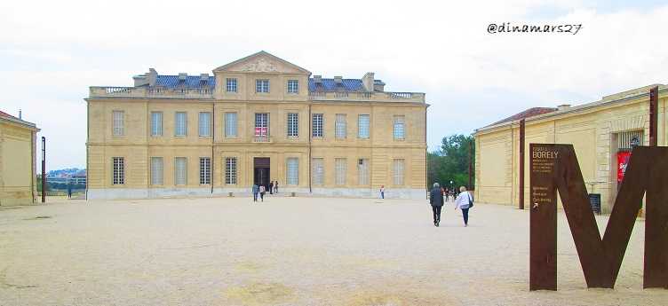 Ini dia tampak depan bangunan kastil Borely, yang gaya arsitekturnya menyerupai bangunan istana Versailles di dekat kota Paris. (foto: dokumentasi pribadi)