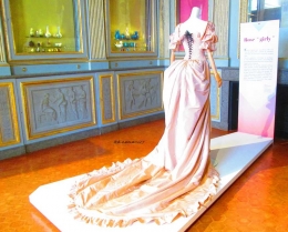 Gaun dengan korset bernuansa pastel yang lembut karya rumah mode Givenchy. (foto: dokumentasi pribadi)