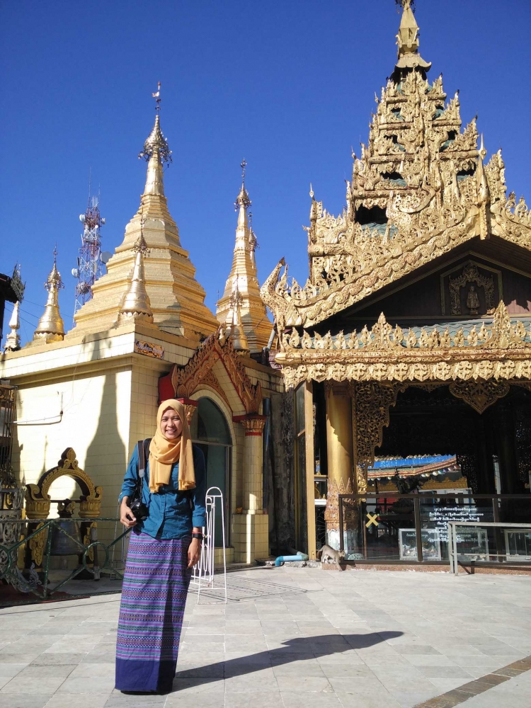 Memakai Longyi di Sule Pagoda (dok. pribadi)