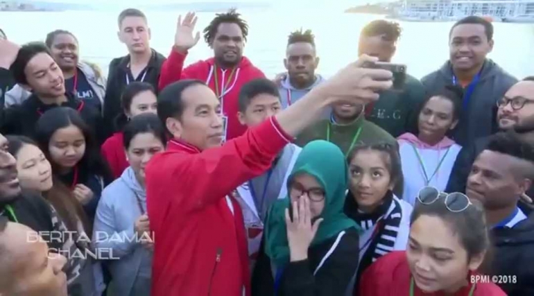 Kedekatan Presiden Jokowi dengan para mahasiswa asal Papua di Wellington, Selandia Baru. Sumber: repro dari https://www.youtube.com/watch?v=OE72Of7w-nE