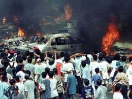 Kerusuhan Mei 1998 di Jakarta (Sumber: akumassa.org)