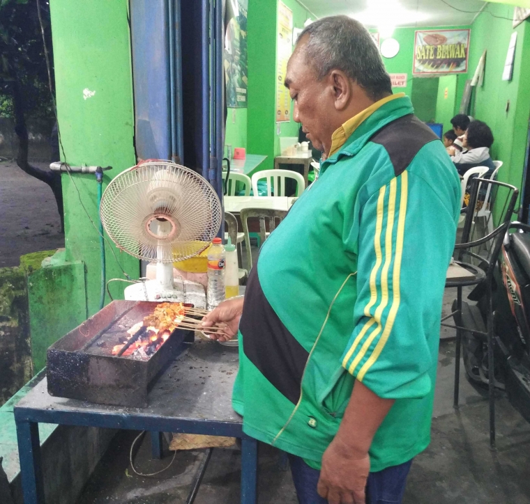 Proses pembakaran sate yang dilakukan sendiri oleh Darmanto (foto: Luana Yunaneva)
