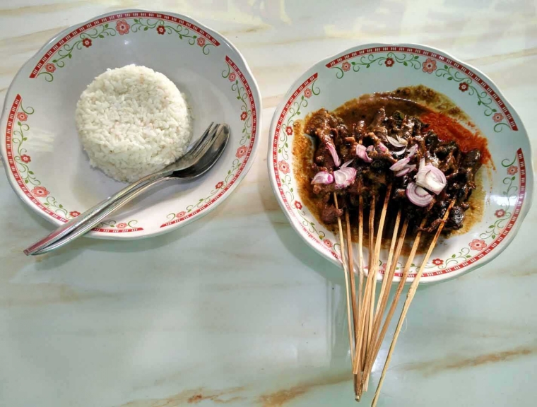 Satu porsi sate emprit dan sepiring nasi putih hangat sudah menggoda lidah siapapun yang melihatnya (foto: Luana Yunaneva)