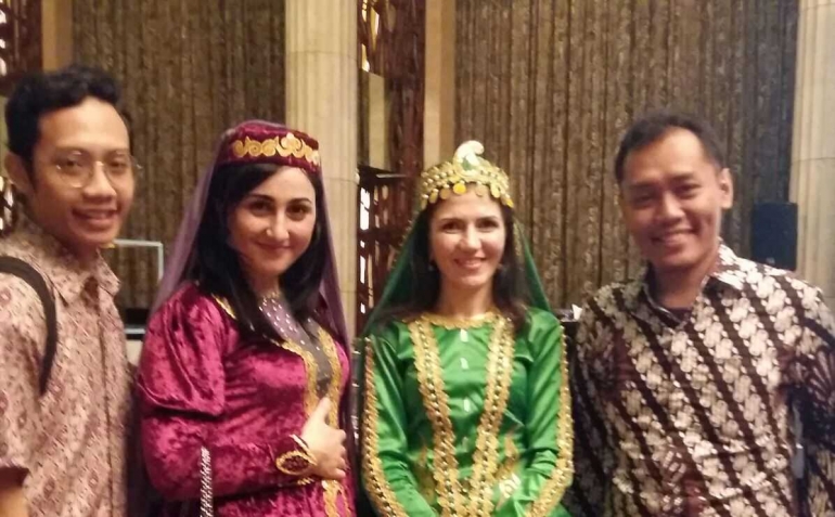 Ki-ka: Blogger Tengah: Perempuan dengan kostum asli tradisional Azerbaijan
