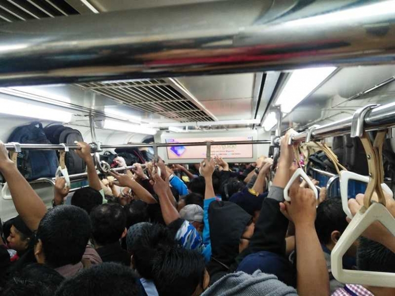 Suasana dalam KRL Commuterline pada jam sibuk (foto by widikurniawan)