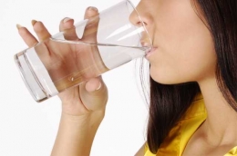 Illustrasi Minum air Putih (image kabar inilah)