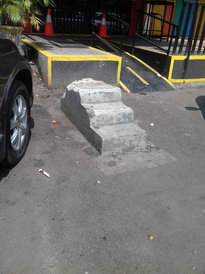 Mesin parkir yang sudah diangkut, yang tersisa hanya tangga batu (Dokpri)