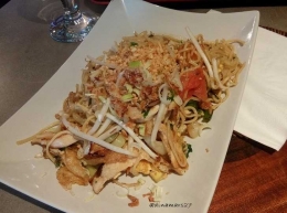 Kalau ini menu Mie Goreng Ayam buatan Ibu Sugi untuk Express Thai Resto, yang juga sama-sama sedaaap...! (foto: dokpri)
