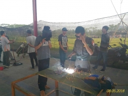 Pelatihan Teknik Pengelasan untuk pemuda desa Kracak di SMK Ma'arif NU 1 Ajibarang,8/5/2018 ( dok)