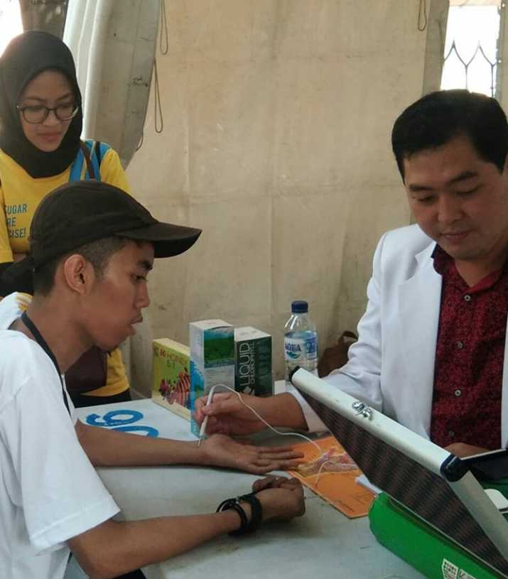 K-Link menghadirkan Dokter Sugiarto untuk melakukan cek kesehatan menggunakan Hand Acupunture