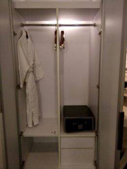 Terdapa baju handuk, hanger dan mini safety box yang sudah disediakan di dalam fitted closet. (dokpri)