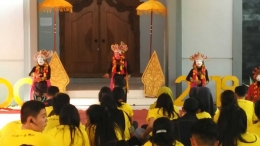 Octavia Dyah Aulia (10), Laras Candra Winata (10), Joice Aurallia Elfreda (9) dari Sanggar Renaissance mulai menari Grebeg Jawa. Dok.Sanggar Renaissance
