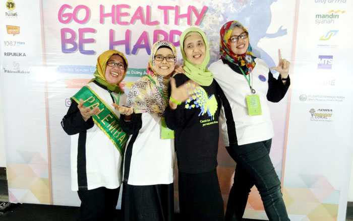 Komunitas PLSS dari Palembang yang jadi juara pertama Lomba Senam Lupus Komunitas yang diselenggarakan Syamsi Dhuha Foundation. Dari kiri ke kanan: Elnita, Ana, Dian Syarief (Chairman SDF), dan Susi. (Foto: Dokpri. Elnita)