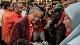 Mahathir Mohomad dan Wan Azizah Wan Ismail (Sumber: bbc.com)