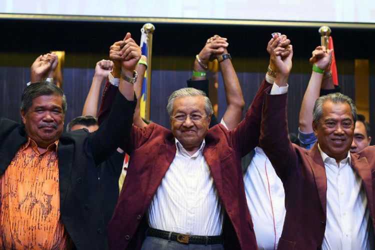 Mantan perdana menteri Malaysia sekaligus pemimpin oposisi Mahathir Mohamad (tengah) merayakan kemenangannya dalam pemilu bersama rekan koalisinya dalam konferensi pers, di Kuala Lumpur, Malaysia, Kamis (10/5/2018) dini hari. (AFP/Manan Vatsyayana)
