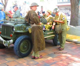 Selain papan foto, ada juga mobil-mobil militer yang dipamerkan pada saat acara ini, termasuk para tentara veteran lengkap dengan kostumnya. (foto: dokpri)