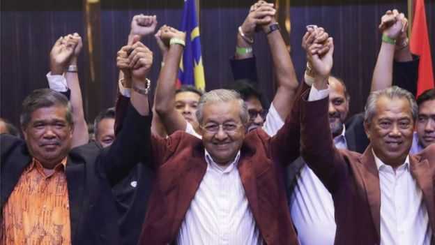 Mahathir Mohamad dan pendukungnya rayakan kemenangan (Sumber: bbc.com)