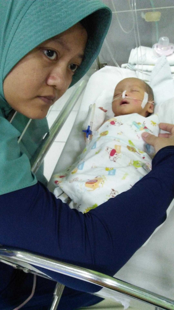 Keterangan foto : Ibu dan bayi di ruang highcare sebelum ia dipasangi alat bantu nafas.