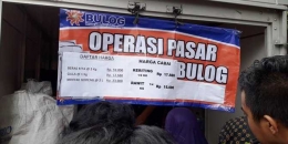 Operasi pasar yang dilaksanakan BULOG (Foto: merdeka.com)