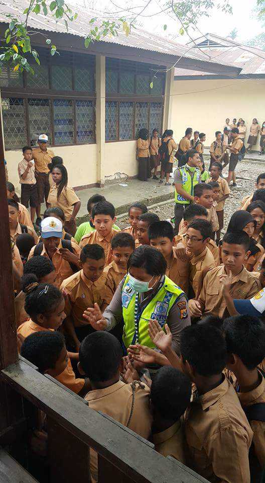 Seorang Polwan Memberikan Edukasi Lalu Lintas ke Para Pelajar Dok:Polres Mimika