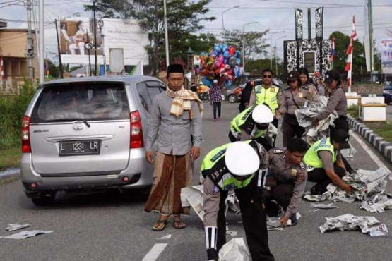 Satlantas Timika Ikut Membersihkan Jalan Seusai Sholat Idul Fitri Dok:Satlantas Mimika