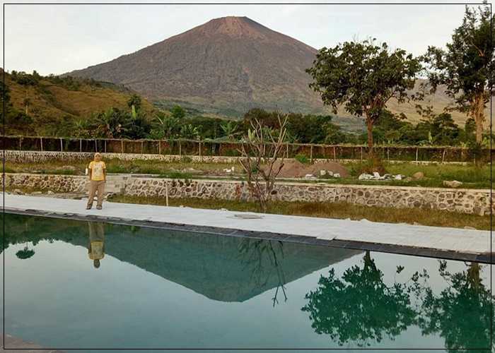 Siluet Rinjani dari pool di Hotel Nusantara Sembalun, Race Center Rinjani 100. Dokpri