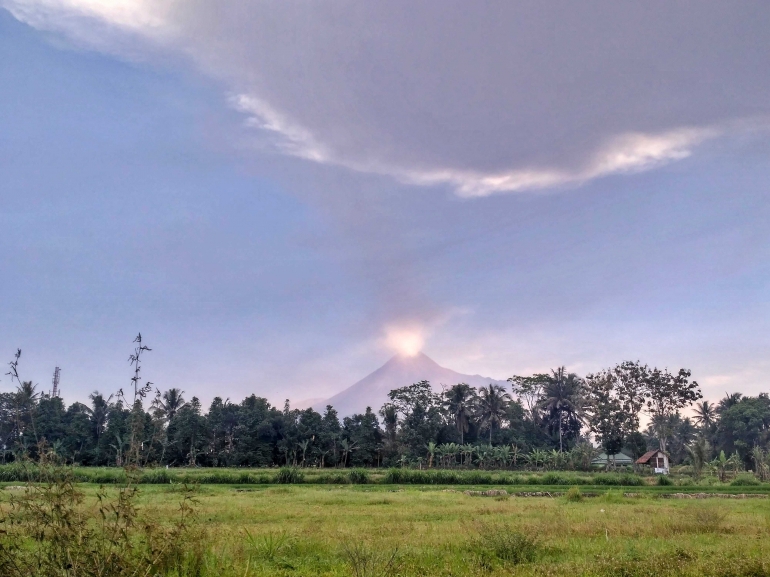 Gunung Merapi sesaat setelah erupsi. Difoto pukul 08.30 sekitar jalan Kaliurang (Dokumentasi pribadi)