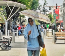 Ada juga yang mengenakan payung untuk berlindung saat abu turun (Dokumentasi pribadi)