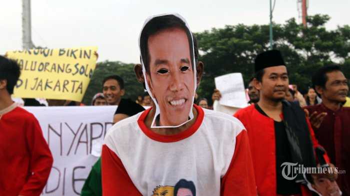 ilustrasi. || Seorang bertopeng Jokowi diikuti ratusan warga Cipinang Muara melakukan aksi atraksi di sepanjang Banjir Kanal Timur (BKT), Jakarta Timur, Minggu (11/5/2014). (TRIBUNNEWS/HERUDIN)