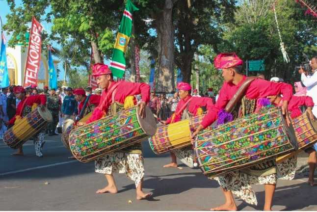 Perform Sekehe Gendang Beleq di Kirab Kota MNEK 2018. Cred. APW Tour