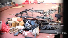 puluhan senjata api hasil rampasan yang diserahkan saat napiter menyerahkan diri ; sumber tribun news