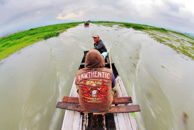 Rawa pening yang tertutup eceng gondok menyebabkan tergangunya lalu lintas air (dok.pri).