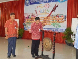 Staf Ahli Bupati Bangka Zulkarnain Idrus memukul gong tanda dirbukanya FLS2N SMP Kabupaten Bangka (dok. Humas Bangka)