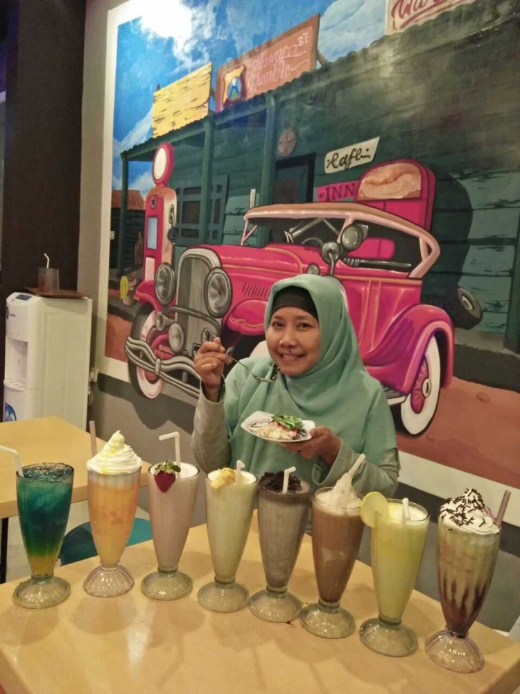 Anggota Bolang Malang, Mbak Erny mencicipi menu minuman unggulan