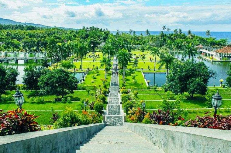 Taman Ujung Dari Atas (balimio.com)