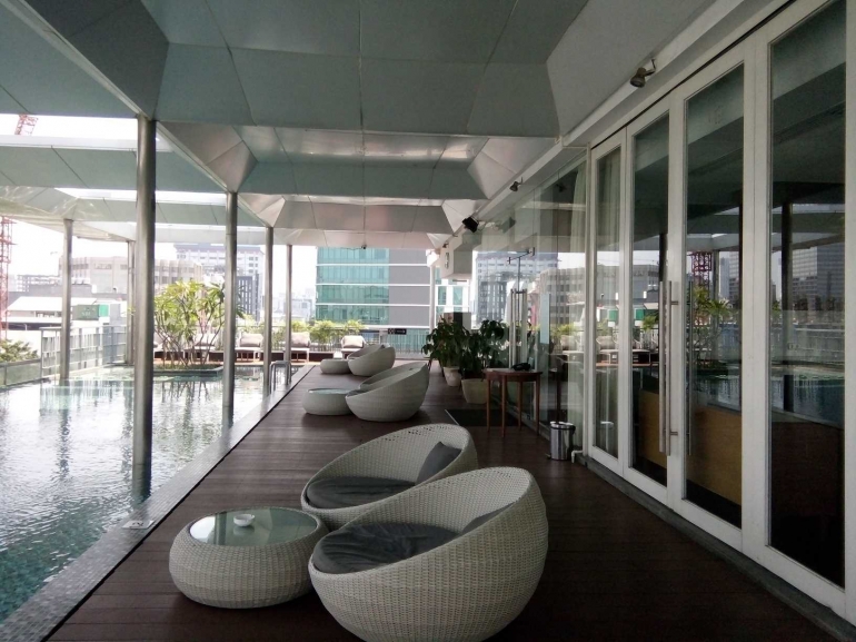 Di selasar kolam renang terdapat tempat duduk yang menghadap ke kolam renang dan langit Jakarta.(dokpri)