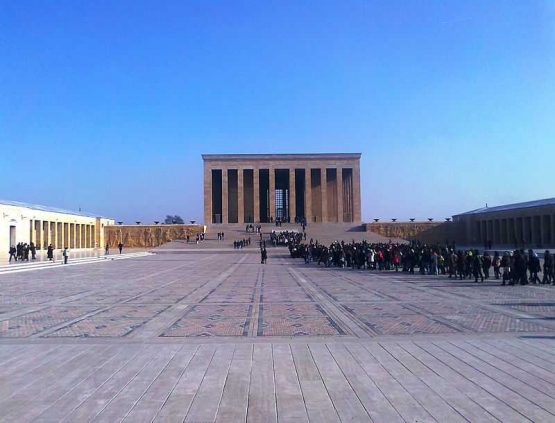 Ceremonial Plaza Anitkabir. Foto oleh Ahmet Gursakal (sumber: commons.wikimedia.org)