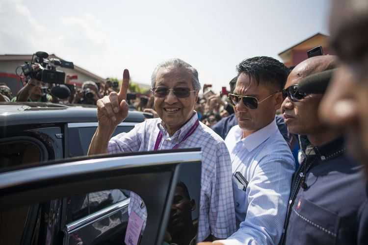 Politisi senior Malaysia, Mahathir Mohamad dari koalisi Pakatan Harapan, menyapa sejumlah pendukungnya setelah memberikan suaranya dalam pemilhan umum, di tempat pemungutan suara di Alor Setar, Malaysia, Rabu (9/5/2018). (Foto: JEWEL SAMAD)