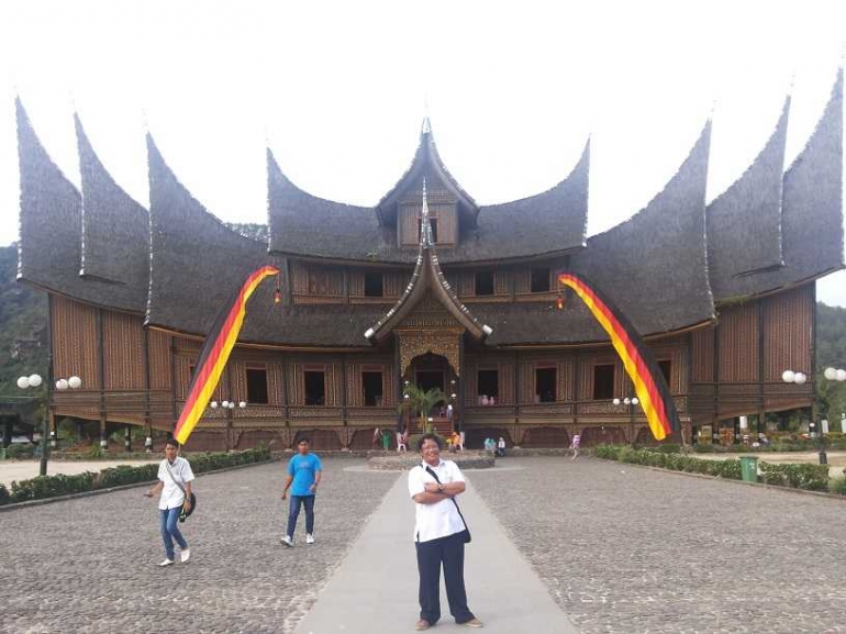 Berpose di depan Istana Pagaruyung (dok. pribadi)