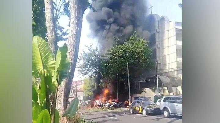Sumber foto: Suasana saat ledakan bom di salah satu dari tiga gereja Surabaya, Jawa Timur, 13 Mei 2018 (Eris Riswandi/via REUTERS dalam dunia.tempo.co).