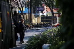 Suasana setelah ledakan bom di Gereja Pantekosta Pusat Surabaya (GPPS) di Jalan Arjuna, Surabaya, Jawa Timur, Minggu (13/5/2018). Akibat ledakan itu, 5 mobil dan 30 motor terbakar.(KOMPAS.com/GARRY ANDREW LOTULUNG)