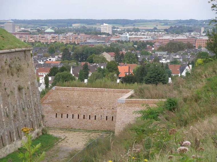 Maastricht dari pegunungan. Foto oleh Kleon3 (sumber: commons.wikimedia.org)