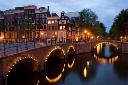 Reguliersgracht di Amsterdam. Foto oleh Massimo Catarinella (sumber: commons.wikimedia.org)