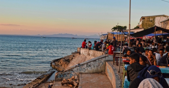 Menikmati kuliner di tepi Pantai Kopan I Dokpri