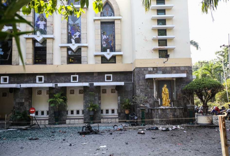 Suasana setelah ledakan bom di Gereja Santa Maria Tak Bercela di Ngagel, Surabaya pada Minggu (13/5/2018)| Kompas.com/Garry Andrew Lotulung