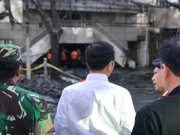Presiden Melihat Bekas Ledakan Bom di Surabaya (Gambar Facebook Presiden Joko Widodo)