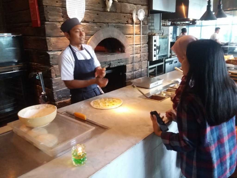 Open kitchen dengan tungku untuk memanggang pizza di belakangnya (Foto: Lastboy Tahara S)